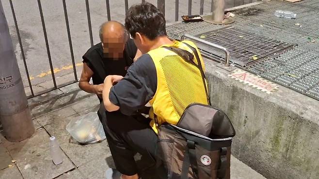 노숙인 안부 살피는 사회복지사 5일 오후 서울시립 '다시서기 서울역희망지원센터' 임종구 사회복지사가 노숙인과 이야기를 나누고 있다. 
[촬영 황재하]