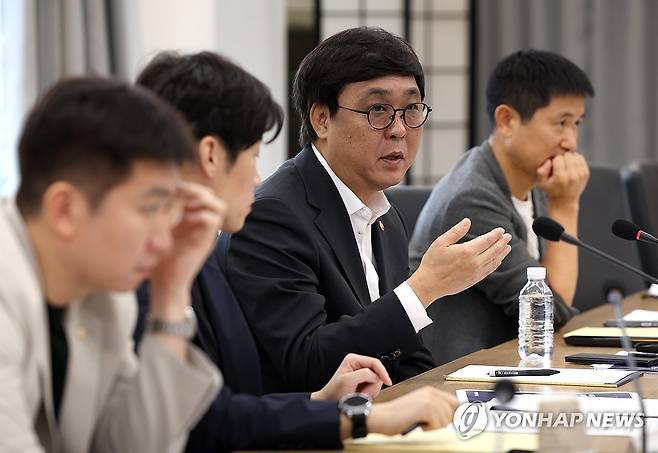발언하는 최휘영 장관 (서울=연합뉴스) 최휘영 문화체육관광부 장관이 27일 서울 종로구 국립현대미술관 서울관에서 열린 K-축구 혁신위원회 4차 회의에서 발언하고 있다. 2026.7.27 [문화체육관광부 제공. 재판매 및 DB 금지] photo@yna.co.kr