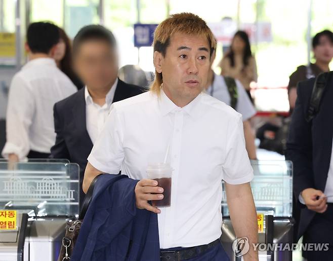 국회 들어서는 김병지 대한축구협회 부회장 (서울=연합뉴스) 이동해 기자 = 김병지 대한축구협회 부회장이 30일 국회에서 열릴 문화체육관광위원회 대한축구협회 현안 관련 청문회에 출석하기 위해 본청으로 들어서고 있다. 2026.7.30 eastsea@yna.co.kr