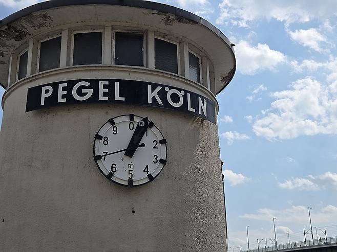 수위 관측탑 (쾰른=연합뉴스) 김계연 특파원 =  5일(현지시간) 독일 쾰른 라인강 수위 관측탑이 수위를 표시하고 있다.
     유럽 전역에 지난 5월부터 폭염이 시작한 데다 비도 유독 적게 내리는 건조한 여름이 이어지면서 라인강 수위가 지난 1일 67㎝까지 떨어져 2018년 10월 측정된 종전 최저 기록 69㎝를 깼다. 2026.8.6 dada@yna.co.kr