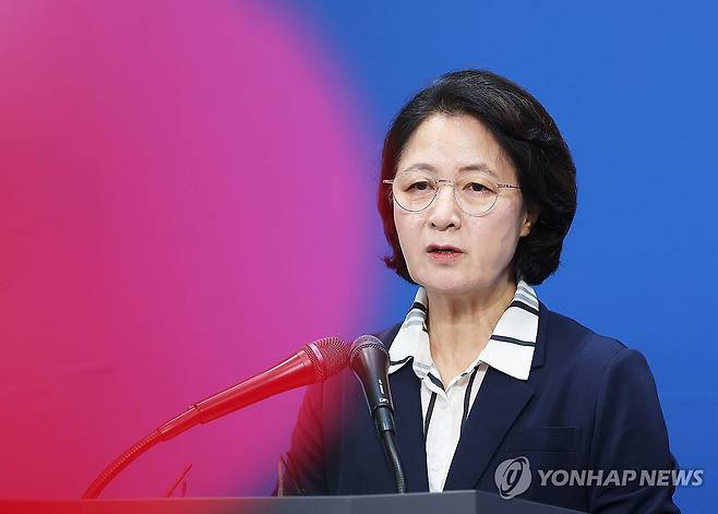 경기도 재정 비상 선언 기자회견 하는 추미애 경기지사 (수원=연합뉴스) 홍기원 기자 = 추미애 경기도지사가 5일 경기도 수원시 경기도청에서 '경기도 재정 비상 상황' 선언 기자회견을 하고 있다. 2026.8.5 xanadu@yna.co.kr