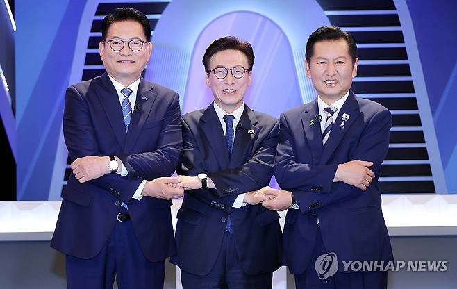 민주당 당대표 후보자 제2차 TV토론회 (서울=연합뉴스) 더불어민주당 송영길·김민석·정청래 당 대표 후보가 5일 서울 영등포구 여의도 KBS에서 열린 제2차 TV 토론회에 참석해 손을 잡으며 기념 촬영하고 있다. 2026.8.5 [국회사진기자단] photo@yna.co.kr