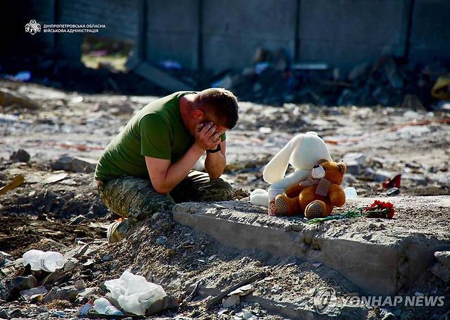 러시아 공격을 받은 우크라이나 드니프로 지역에서 슬퍼하는 한 남성 [AFP=연합뉴스. 재배포 및 DB 금지]