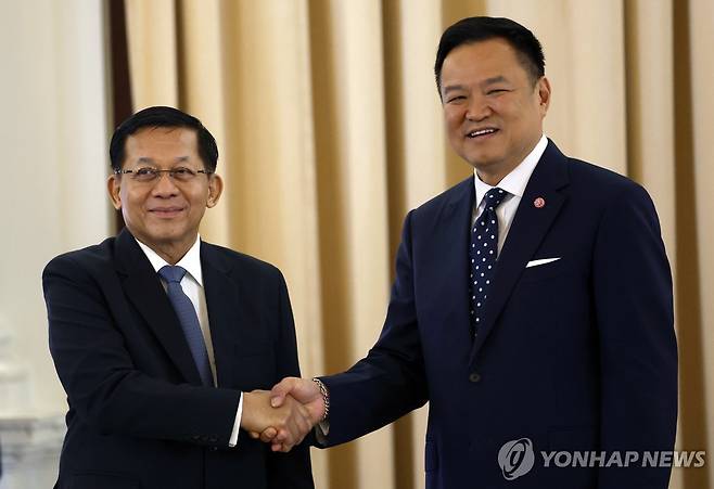 태국 방문한 미얀마 대통령과 태국 총리 (방콕 EPA=연합뉴스) 6일(현지시간) 태국을 방문한 민 아웅 흘라잉 미얀마 대통령(왼쪽)이 방콕 정부 청사에서 아누틴 찬위라꾼 태국 총리와 악수하고 있다.