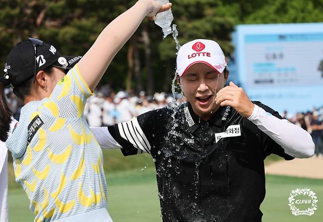 김효주 롯데오픈 우승 후 축하받는 장면