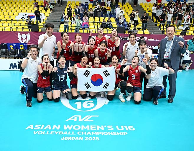 7일 요르단에서 열린 16세 이하 여자 배구 아시아 선수권 준결승전에서 일본을 꺾은 한국 16세 이하 여자 배구 대표팀./AVC