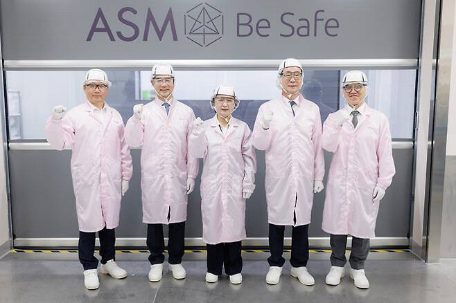 7월21일 경기도 화성시 에이에스엠(ASM) 화성캠퍼스를 방문한 추미애 경기도지사, 정명근 화성시장, 이영석 에이에스엠코리아 대표이사가 클린룸 앞에서 기념사진을 찍고 있다. 경기도 제공