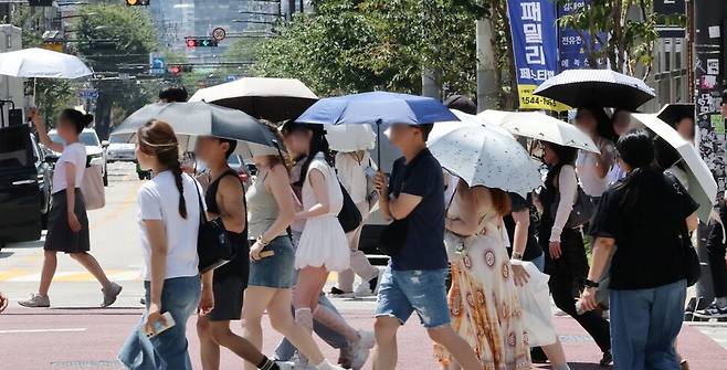 입추인 7일 서울 성수동 거리에서 시민 및 외국인들이 양산을 쓰고 이동하고 있다. 연합뉴스