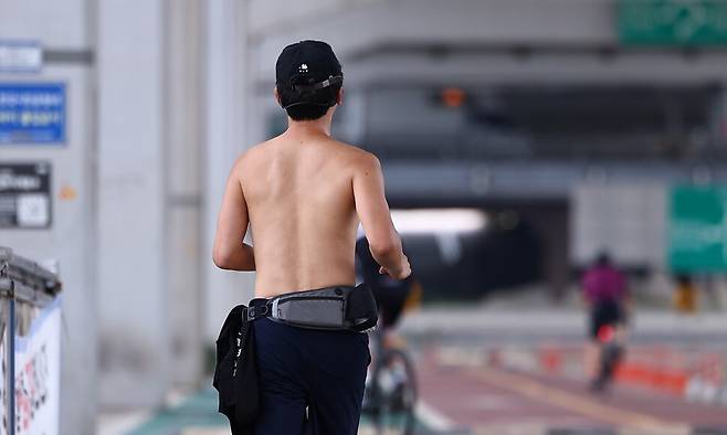 서울 시내 한낮 기온이 35도까지 오르며 폭염이 이어진 2025년 8월1일 서울 서초구 잠수교에서 한 시민이 상의를 벗은 채 달리고 있다. 연합뉴스
