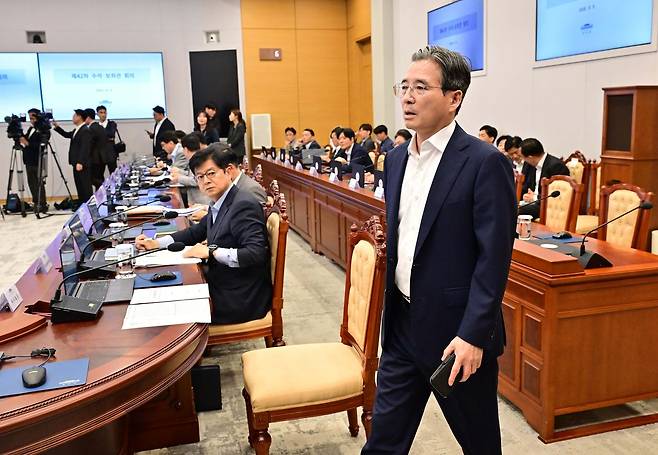 김용범 정책실장이 6일 청와대에서 열린 수석보좌관회의에 입장하고 있다. [사진 청와대사진기자단]