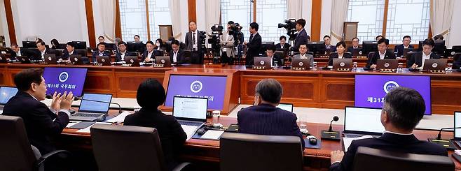 이재명 대통령이 21일 청와대에서 열린 제31회 국무회의에서 발언하고 있다. [사진 청와대사진기자단]