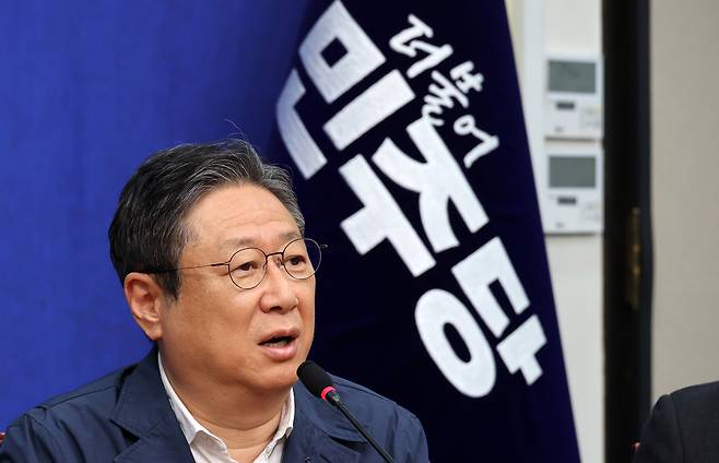 황희 더불어민주당 의원이 전략공천관리위원장이던 지난 4월20일 6·3 지방선거 관련 기자회견에 참석해 발언하고 있다. 연합뉴스