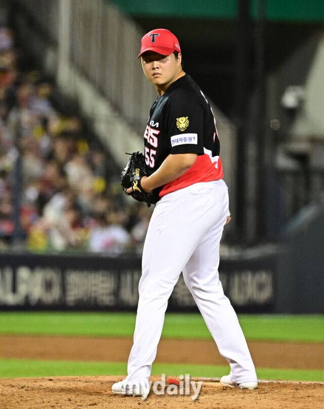 2026년 6월 26일 오후 서울 잠실구장에서 열린 '2026 신한 SOL KBO리그' KIA 타이거즈와 두산 베어스 경기. KIA 한재승이 8회말 무사 1루서 1루 주자를 견제하고 있다./마이데일리