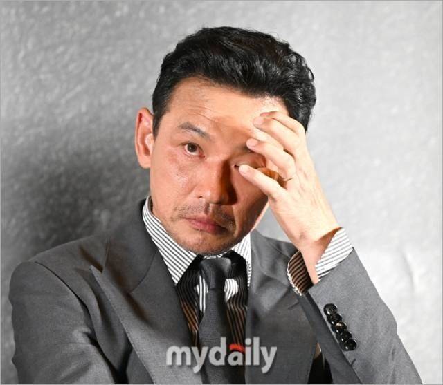 Person A, who is exposing actor Hwang Jung-mins private life, strongly refuted Hwang Jung-mins sides unilateral claim of being a victim of stalking and released an additional statement regarding the conflict between Hwang Jung-min and his wife, as well as their past relationship. Person A emphasized that their relationship was a reciprocal one involving interaction, and criticized Hwang Jung-min for displaying a contradictory attitude, claiming to be a victim of stalking to the outside world while being suspected of infidelity by his wife.