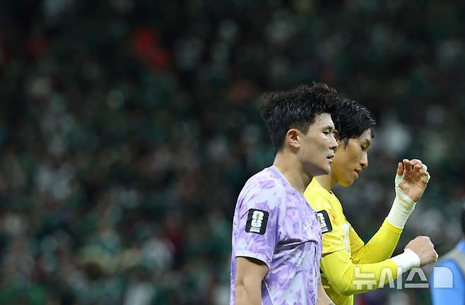 [사포판(멕시코)=뉴시스] 김명년 기자 = 18일(현지 시간) 멕시코 과달라하라 스타디움에서 열린 2026 북중미 월드컵 조별리그 A조 대한민국과 멕시코의 경기, 1-0으로 패배한 대한민국 김민재와 김승규가 그라운드를 돌고 있다. 2026.06.19. kmn@newsis.com