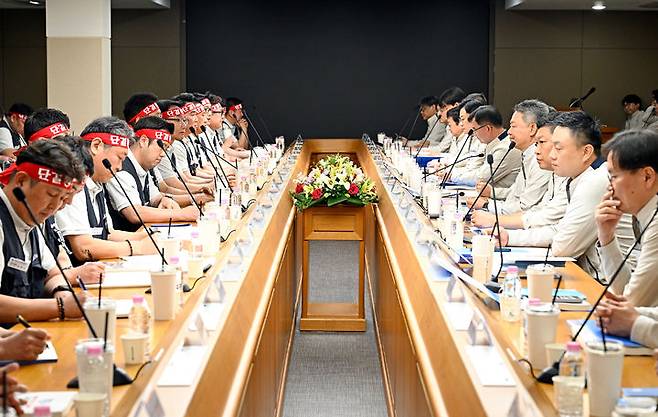 [울산=뉴시스] 구미현 기자 = 현대자동차 노사가 6일 울산공장 본관 동행룸에서 2026년 임금협상 상견례를 가지고 있다. 이날 상견례에는 최영일 현대차 대표이사, 박상만 전국금속노조위원장, 이종철 현대차지부 지부장을 비롯한 노사 교섭 대표 등 60여 명이 참석했다. (사진=현대차 제공) 2026.05.06. photo@newsis.com *재판매 및 DB 금지