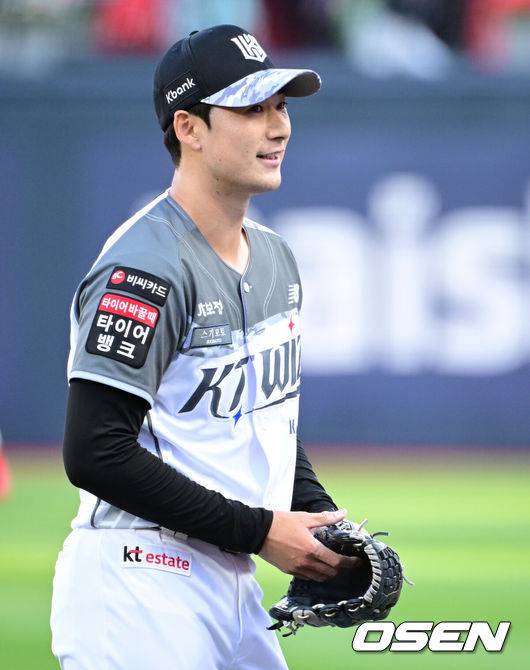 [OSEN=수원, 조은정 기자]11일 수원 KT위즈파크에서 ‘2026 신한 SOL Bank KBO리그’ KT 위즈와 삼성 라이온즈의 경기가 열렸다.홈팀 KT는 스기모토, 방문팀 삼성 오러클린을 선발로 내세웠다.1회초 이닝을 마친 KT 스기모토가 더그아웃으로 향하며 미소를 짓고 있다. 2026.06.11 /cej@osen.co.kr