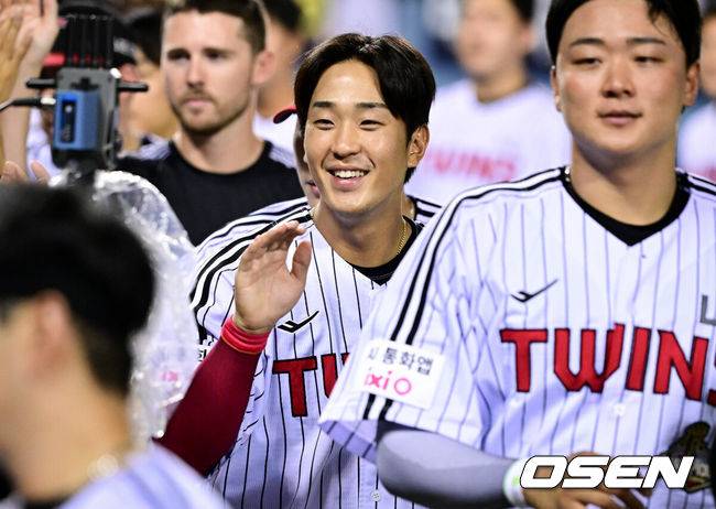 [OSEN=잠실, 조은정 기자]LG 토종 선발 투수 임찬규가 10승을 거두며 4년 연속 두 자릿수 승리를 달성했다. LG 트윈스는 30일 서울 잠실야구장에서 2026 신한 SOL KBO리그 키움 히어로즈의 경기에서 5-3 승리를 거뒀다.LG 송찬의가 승리를 기뻐하고 있다. 2026.07.30 /cej@osen.co.kr