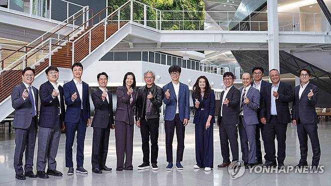 이해진 의장 등 네이버 경영진과 젠슨 황 엔비디아 CEO 회동 (서울=연합뉴스) 24일(현지시간) 미국 캘리포니아주 산타클라라에 위치한 엔비디아 엔데버 빌딩 로비에서 엔비디아 창립자 겸 CEO 젠슨 황(왼쪽 여섯번째)과 네이버의 이해진 의장(왼쪽 일곱번째), 최수연 대표(왼쪽 다섯번째)가 양사 관계자들과 함께 기념사진을 촬영하고 있다. 2026.7.25 [엔비디아 제공. 재판매 및 DB 금지] photo@yna.co.kr
