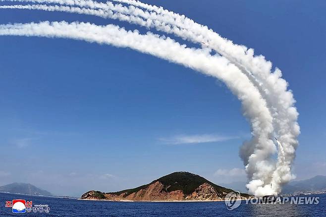북한, 구축함 '강건호' 무기시험 진행 (평양 조선중앙통신=연합뉴스) 김정은 북한 국무위원장이 진수식 도중 좌초했던 신형 5천t급 구축함 '강건호'에 탑재된 미사일과 함포 등 주요 무기체계 시험을 지난 3일 참관했다고 조선중앙통신이 5일 보도했다. 2026.7.5 
    [국내에서만 사용가능. 재배포 금지. For Use Only in the Republic of Korea. No Redistribution] nkphoto@yna.co.kr