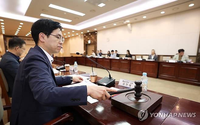 안건 의결하는 김민재 차관 (서울=연합뉴스) 김민재 행정안전부 차관이 6일 서울 종로구 정부서울청사에서 열린 '2026년도 제3차 지방공기업정책위원회'에 참석, 안건을 의결하고 있다. 2026.8.6 [행정안전부 제공. 재판매 및 DB 금지] photo@yna.co.kr