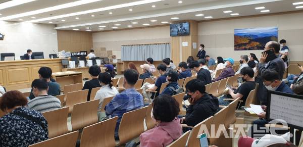&nbsp;수원지방법원 입찰법정에서 응찰자들이 집행관의 낙찰가액 발표를 기다리고 있다. / 사진=시사저널e DB