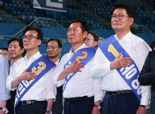 김민석·정청래·송영길(왼쪽부터) 더불어민주당 당대표 후보가 8일 인천 남동체육관에서 열린 인천 순회경선에서 국민의례를 하고 있다. 뉴시스
