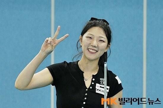 권보미가 7일 강원도 양구군 양구종합스포츠타운에서 열린 ‘SOOP과 함께하는 2026 대한당구연맹회장배 전국당구대회’ 여자9볼 결승전에서 김정현을 꺾고 7년4개월 만에 전국대회 정상에 올랐다. 우승을 확정한 권보미가 승리의 브이(V)를 펴보이고 있다.