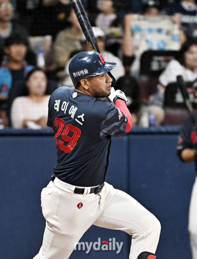 20일 오후 서울 고척스카이돔에서 진행된 '2026 프로야구 KBO리그' 키움히어로즈와 롯데자이언츠의 경기. 롯데 레예예스가 3회초 1사 만루서 2타점 적시타를 터뜨리고 있다./송일섭 기자