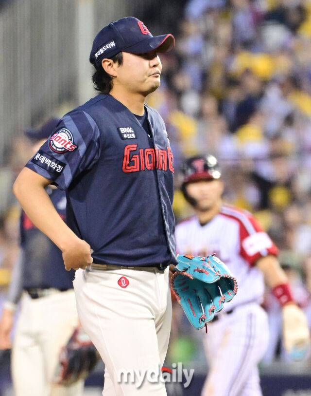 14일 오후 서울 잠실야구장에서 진행된 '2026 신한 SOL KBO 리그' 롯데 자이언츠 - LG 트윈스 경기. 롯데 정철원이 8회말 밀어내기 볼넷을 허용한 뒤 아쉬워 하고 있다./마이데일리