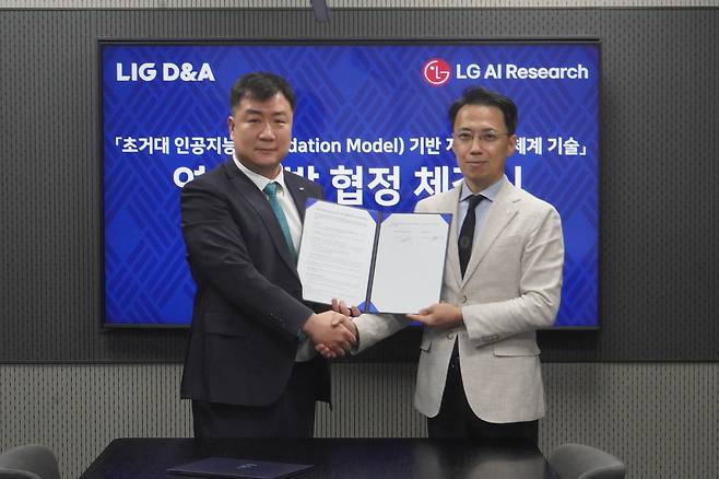 김현기(왼쪽) LIG D&A C5ISR 사업본부장과 이화영 LG AI연구원 사업부문장 등이 참석한 가운데 지난달 20일 LIG D&A와 LG AI연구원이 ‘초거대 인공지능 기반 지휘통제체계 기술개발을 위한 업무협약(MOU)’을 체결했다. [LIG D&A 제공]