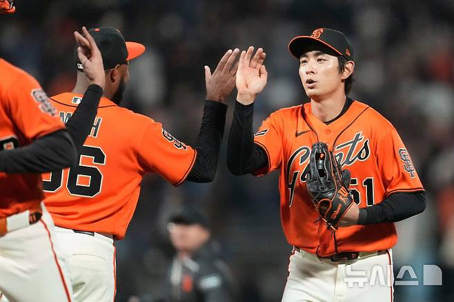 [샌프란시스코=AP/뉴시스] 샌프란시스코 자이언츠의 이정후가 8일(한국 시간) 마국 캘리포니아주 샌프란시스코의 오라클 파크에서 열린 2026 메이저리그(MLB) 디트로이트 타이거스와의 경기를 마친 뒤 하이파이브를 나누고 있다. 2026.08.08