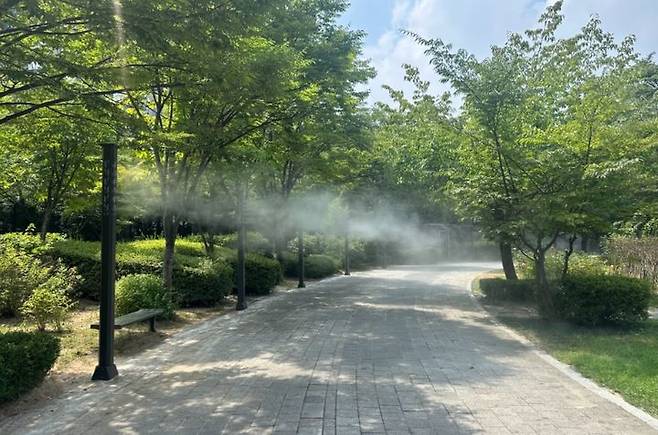 [서울=뉴시스] 서울 중랑구 능산공원에서 쿨링포그가 가동되고 있다. (사진=중랑구 제공) 2026.08.07. photo@newsis.com *재판매 및 DB 금지