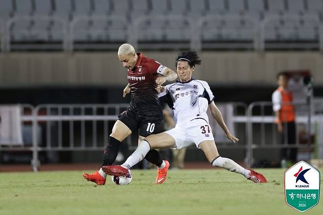 [서울=뉴시스] 프로축구 K리그1 부천FC1995의 바사니, 광주FC의 리영직. (사진=한국프로축구연맹 제공)