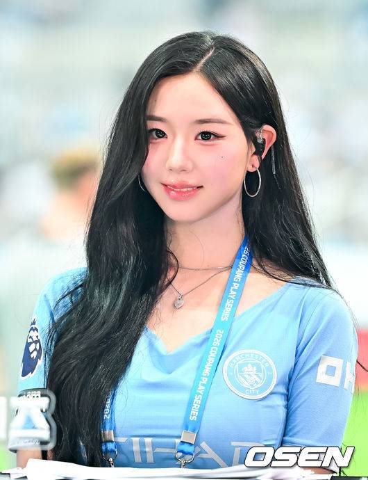 [OSEN=서울월드컵경기장, 민경훈 기자] 5일 오후 서울월드컵경기장에서 ‘2026 쿠팡플레이 시리즈’ 팀 K리그와 맨체스터 시티(맨시티)의 경기가 진행됐다.맨시티는 엘링 홀란과 로드리 등 일부 주축 선수가 2026 국제축구연맹(FIFA) 북중미월드컵 이후 휴식으로 한국 투어에 참가하지 않았다. 필 포든과 잔루이지 돈나룸마, 니코 곤살레스, 제레미 도쿠 등이 한국을 찾았다.트리플에스 김채연이 인터뷰를 하고 있다. 2026.08.05 / rumi@osen.co.kr