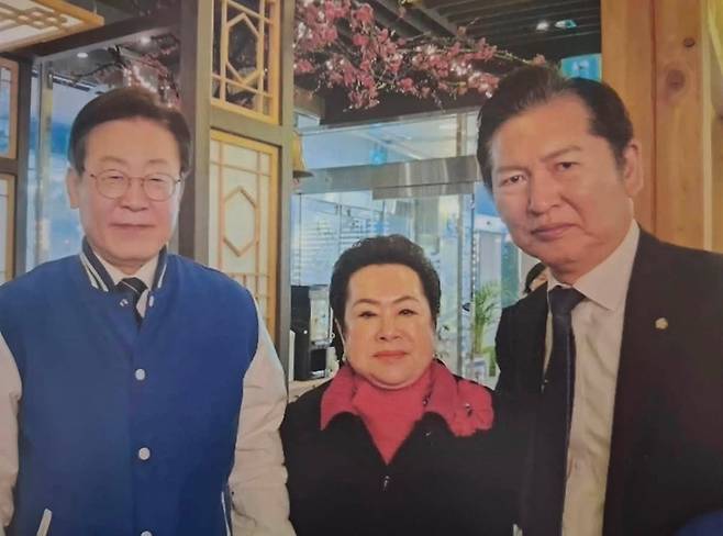 지난 2024년 3월 18일 마포의 한 식당에서 찍힌 이재명 당시 더불어민주당 대표, 이희자, 한국근우회, 정청래 의원 사진. 최근 편집 논란이 벌어진 이재명, 이희자 2인만 등장하는 사진의 원본으로 추정되고 있다. /SNS 캡처