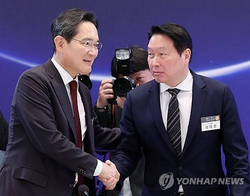 이재용 회장과 최태원 회장 (서울=연합뉴스) 한상균 기자 = 이재용 삼성전자 회장과 최태원 SK그룹 회장이 29일 청와대에서 이재명 대통령 주재로 열린 3대 메가프로젝트 국민보고회에서 악수하고 있다. 2026.6.29 [청와대통신사진기자단] xyz@yna.co.kr