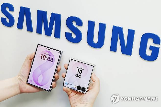갤럭시 폴더블 시리즈 공개 (서울=연합뉴스) 진연수 기자 = 23일 서울 중구 삼성전자 기자실에서 열린 갤럭시 Z8 시리즈 출시 관련 기자간담회에서 관계자가 신형 폴더블 스마트폰 갤럭시 Z 폴드8 및 플립8을 소개하고 있다. 2026.7.23 jin90@yna.co.kr