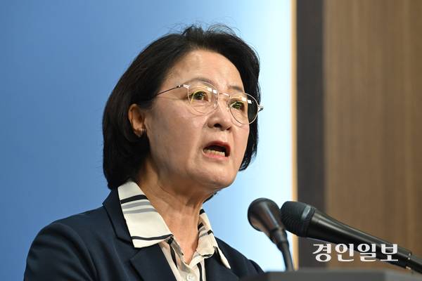 추미애 경기도지사가 5일 오전 경기도청 브리핑룸에서 경기도 재정 상황과 관련한 기자회견을 하고 있다. 이날 추 도지사는 기자회견에서 경기도의 재정 상태를 ‘비상 상황’으로 공식 규정했다. 2026.8.5 /최은성기자 ces7198@kyeongin.com