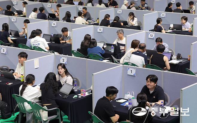 2027학년도 평택시 대학입시 박람회를 찾은 학생과 학부모들이 입시상담을 받고 있다. 임채운기자