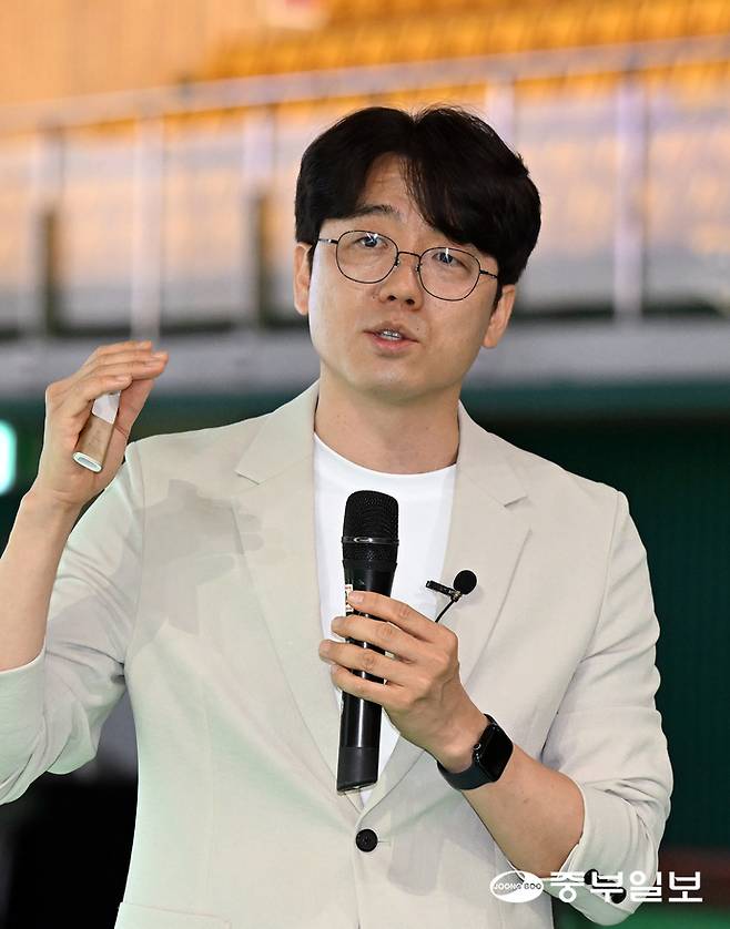 김진석 EBSi 대표강사가 '2027학년도 수시전형 대비 입시설명회'를 주제로 강연 하고 있다. 노민규기자