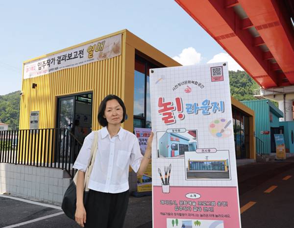 결과보고전 전시장 앞에 선 지민희 작가.