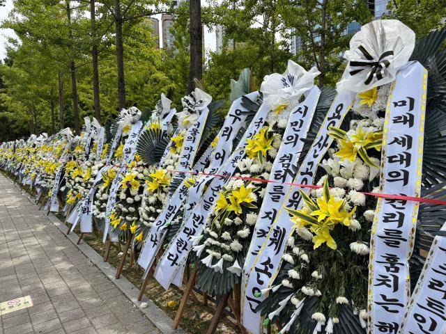 용산어린이정원 입구에 주택 공급을 반대하는 근조화환이 놓여 있다. [사진=이은별 기자]