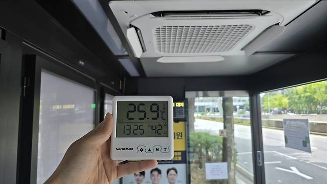 ▲9일 경기도 부천시 원미구 송내역 앞 에어컨이 설치된 '밀폐형 버스정류장' 내부 온도 [사진=최태현 기자]