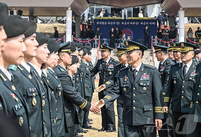 김규하 육군참모총장(대장)이 지난 3월 전북 익산 육군부사관학교에서 열린 육군 26-1기 부사관 임관식에서 신임 부사관들과 악수하는 모습. (육군 제공. 재판매 및 DB 금지) 2026.3.26 ⓒ 뉴스1