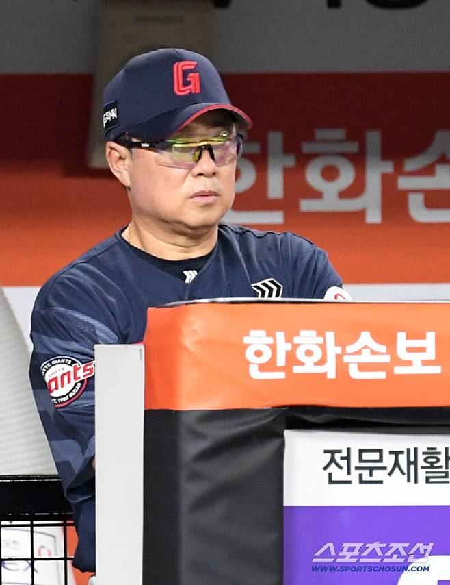 30일 대전 한화생명볼파크에서 열린 한화와 롯데의 경기. 김태형 감독이 경기를 지켜보고 있다. 대전=박재만 기자 pjm@sportschosun.com/2026.07.30/