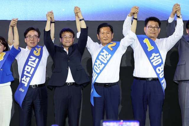 한병도 더불어민주당 당대표 직무대행 겸 원내대표와 송영길, 정청래, 김민석(기호순) 당 대표 후보가 8일 인천 남동체육관에서 열린 더불어민주당 당대표·최고위원 순회경선 합동연설회에서 당원들에게 인사하고 있다. [연합뉴스]