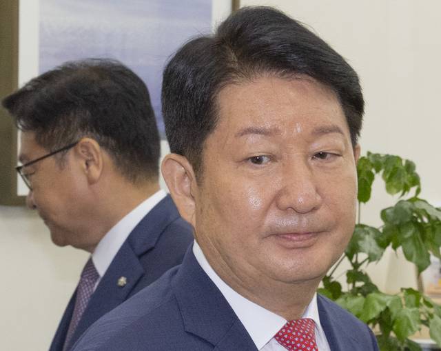 22대 하반기 국회 상임위원회 배정 기준에 불만을 제기하는 과정에서 정점식 국민의힘 원내대표의 멱살을 잡았던 권영진(오른쪽) 의원이 지난달 27일 국회 내 원내대표실을 방문해 사과한 뒤 사무실을 빠져 나오고 있다. 권 의원 뒤에 배웅을 마친 정 원내대표가 사무실로 다시 들어가고 있다.  [연합뉴스]