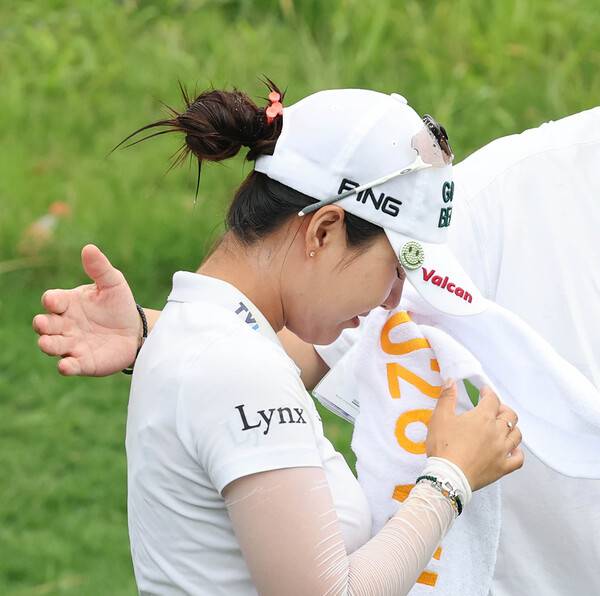2026년 한국여자프로골프(KLPGA) 투어 제13회 제주삼다수 마스터스 우승을 차지한 장은수 프로가 우승 확정 후 눈물을 흘리는 모습이다. 사진제공=KLPGA (사진을 무단으로 사용하지 마십시오.)