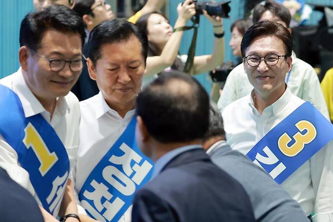 더불어민주당 송영길· 정청래·김민석 당대표 후보가 9일 강원도 횡성국민체육센터에서 열린 민주당 대표·최고위원 후보자 강원 합동연설회에 참석하고 있다. 횡성=연합뉴스